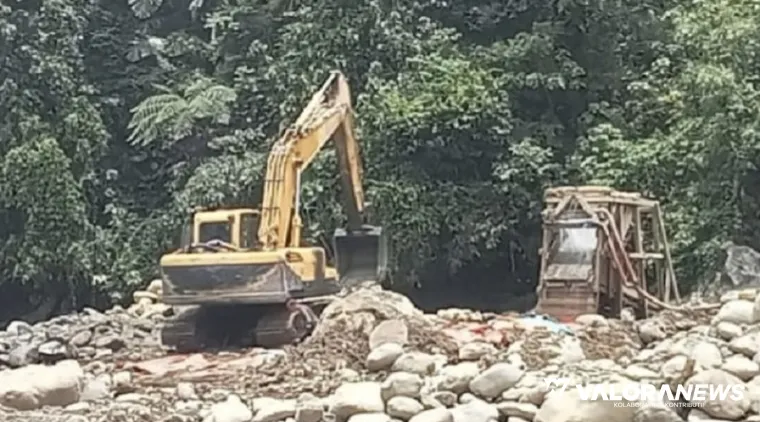 Ekskavator mengeruk emas di Tombang, Talamau, Pasbar.