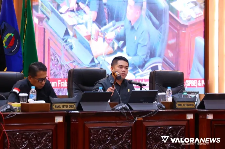 Wakil Ketua DPRD Sumbar, M Iqra Chissa memimpin rapat paripurna dengan agenda pandangan umum anggota fraksi-fraksi terhadap Ranperda SPBE, Selasa. (humas)