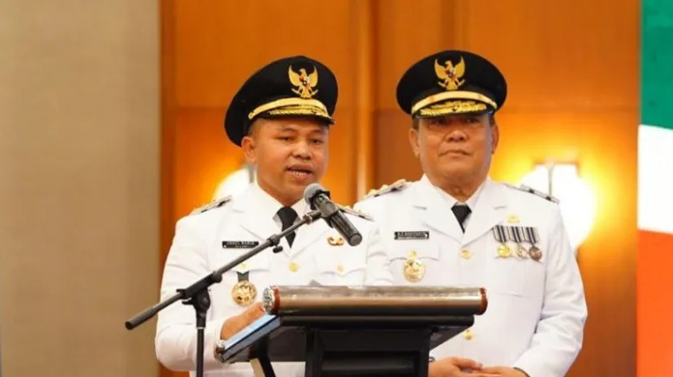 Abdul Wahid dan SF Hariyanto memberikan keterangan pers usai dilantik Presiden Prabowo Subianto sebagai Gubernur dan Wakil Gubernur Provinsi Riau masa jabatan 2025-2030, di Halaman Tengah Istana Merdeka, Jakarta, Kamis. (humas)