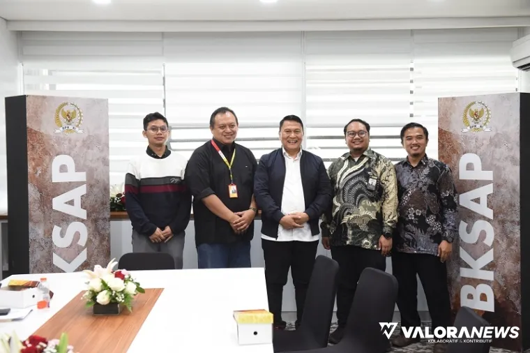 Ketua Badan Kerja Sama Antar Parlemen (BKSAP) DPR RI, Mardani Ali Sera foto bersama dengan Adara Relief International dan Gerakan BDS Israel, di Gedung Nusantara III, Senayan, Jakarta, Selasa. (humas)