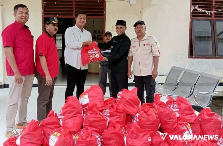 Anggota Fraksi PDI Perjuangan DPRD Sumbar, Sutan Varel Oriano menyerahkan bantuan sembako dari anggota DPR RI, Alex Indra Lukman di kantor wali nagari Panyubarangan, Kamis. (humas)