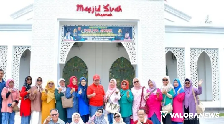 Bupati Agam, Andri Warman foto bersama Alumni SMAN 1 Bukittinggi Angkatan 81 dan 83 saat kegiatan reuni di Lubuk Basung, Sabtu. (humas)