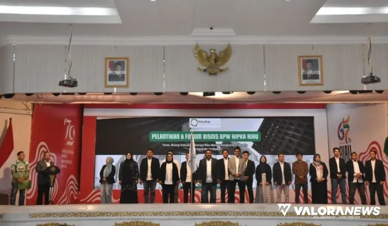 Wakil Sekretaris Jenderal BPP HIPKA, Ali Hasan lantik pengurus BPW HIPKA Riau yang dipimpin Ary Nugraha, di Gedung Daerah Balai Serindit, Jumat. (humas)