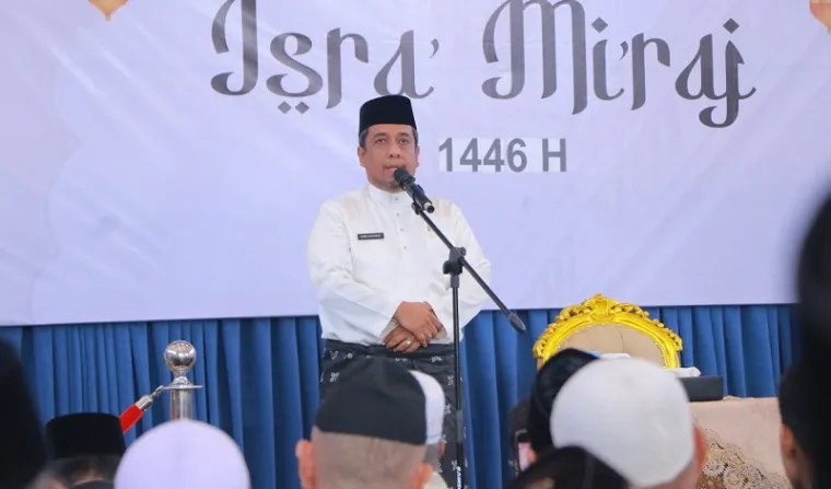 Plt Penjabat (Pj) Wali Kota Pekanbaru, Roni Rakhmat memberikan sambutan pada Tabligh Akbar Peringatan Isra Mikraj Nabi Muhammad SAW di Masjid Alhusna, Jalan Kaharudin Nasution, Kecamatan Marpoyan Damai, Jumat. (humas)