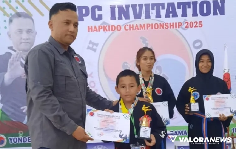 Dzaky Khadi Satria, raih penghargaan khusus sebagai Atlet Good Performance Spirit beserta tropi dan piagam atas semangat juangnya yang luar biasa. (istimewa)