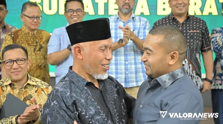 Gubernur Sumbar, Mahyeldi berangkulan erat dengan Audy Joinaldy (Wagub Sumbar) pada rapat staf yang digelar di auditorium gubernuran. Rapat ini sekaligus jadi yang terakhir bagi Audy dalam kapasitas sebagai Wagub Sumatera Barat. (humas)