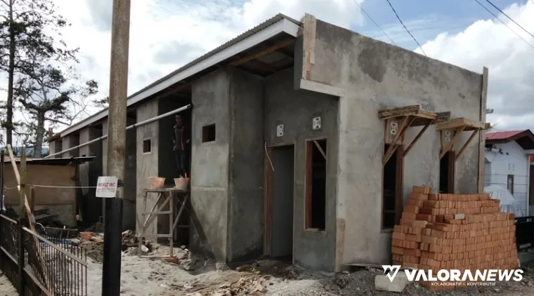 Sebuah rumah permanen dibangun di zona merah kawasan Belakang Balok, Bukittinggi. Teguran dari DPU PR tak diindahkan pemilik. (hamriadi)