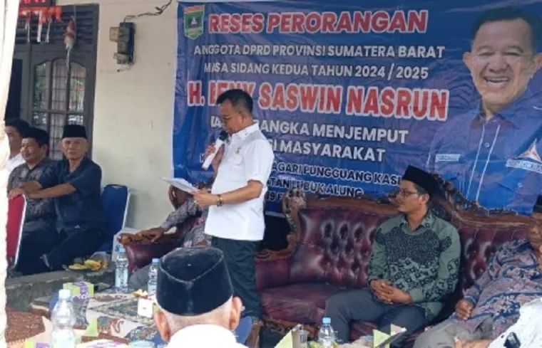Reses perseorangan anggota DPRD Sumbar, Benny Saswin Nasrun di Nagari Punggung Kasiak didampingi Kepala Sub Bagian Aspirasi Sekretariat DPRD Sumbar, Dwi Astuti. (humas)