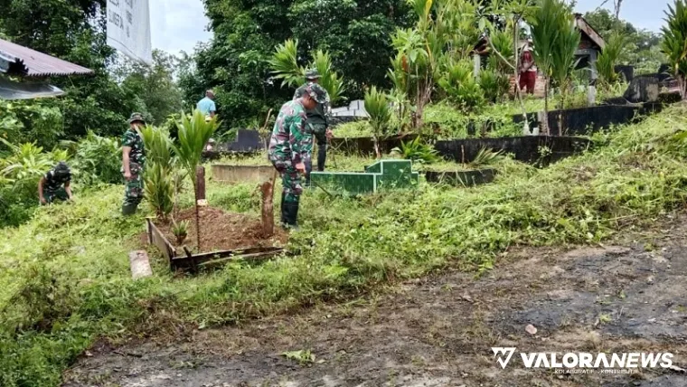Dansatgas TMMD ke-123 tahun 2025, Letkol (Inf) Restu Petrus Simbolon bersama anggota, bersihkan pemakaman warga di Tua Pejat, Ahad. (daniwarti)