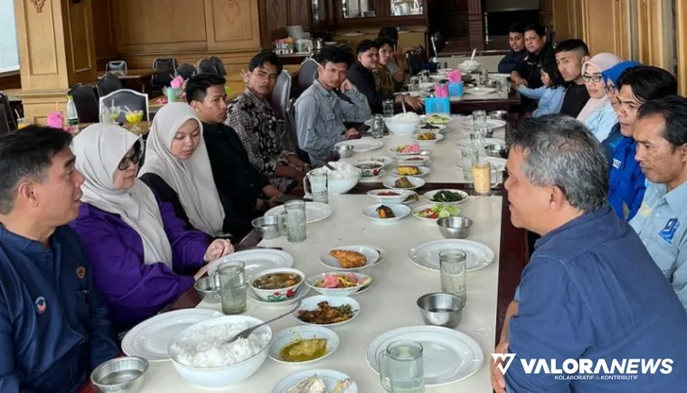 Wakil Ketua DPRD Bukittinggi, Zulhamdi Nova Chandra dialog dengan jajaran pengurus cabang PJS Bukittinggi, di sebuah rumah makan, Sabtu. (istimewa)