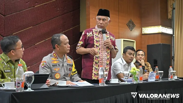 Gubernur Sumbar, Mahyeldi didampingi Kapolda Sumbar, Irjen Pol Gatot Tri Suryanta, memberikan arahan pada kepala daerah terpilih se-Sumbar di Kantor Penghubung Pemprov Sumbar, Jakarta, Rabu. (humas)