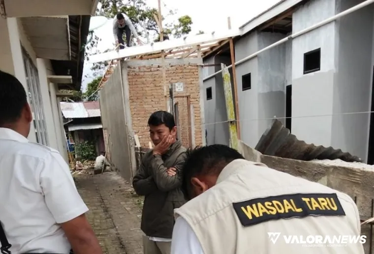 Tim Wasdal Taru Dinas PUPR Bukittinggi, mendatangi lokasi bangunan tanpa IMB yang dibangun di zona merah, Rabu. (hamriadi)