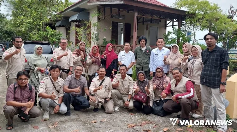 Penemu teknologi SPM, Ir Djoni foto bersama dengan penyuluh pertanian Kabupaten Agam, pada studi lapangan, Jumat. Turut hadir, Kadis Pertanian Aga, Arief Restu dan Kepala DPMN Agam, Handra Hasmi.  (yosnofrizal)