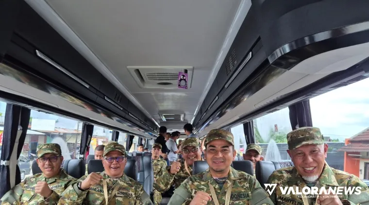Gubernur Sumbar, Mahyeldi foto bersama dengan sejumlah kepala daerah di atas bus yang akan membawa mereka mengikuti retreat di Akmil Magelang, Jawa Timur, Jumat. (humas)