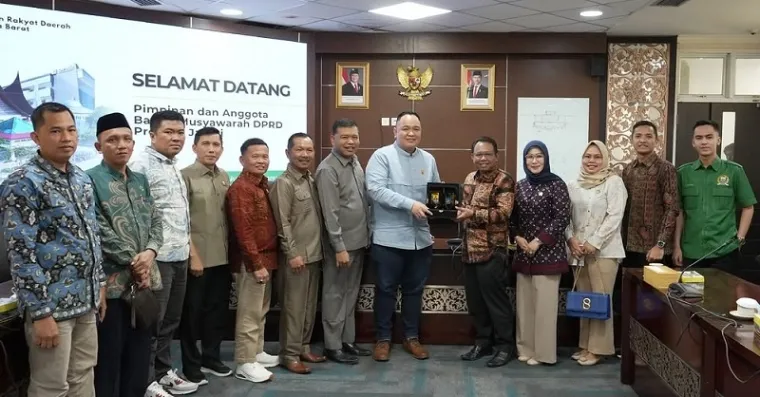Wakil Ketua DPRD Sumbar, Nanda Satria menerima plakat cenderamata dari pimpinan rombongan Bamus DPRD Jambi, Jumat. (humas)