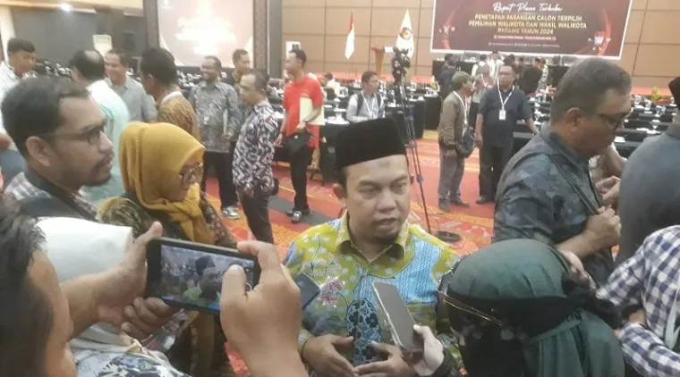 Ketua DPRD Padang, Muharlion memberikan keterangan pada wartawan usai menghadiri Rapat Pleno Terbuka KPU Padang dengan agenda penetapan wali kota dan Wawako Padang terpilih, di Padang, Kamis sore. (mangindo kayo)