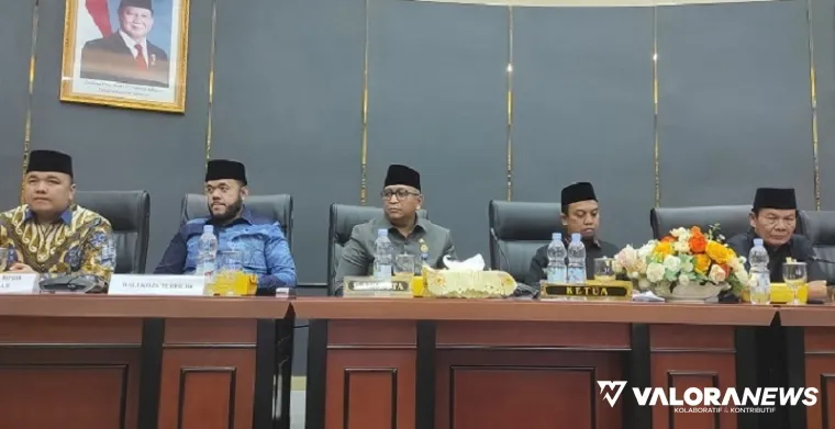 Ketua DPRD Padang, Muharlion memimpin rapat paripurna dengan agenda pengumuman penetapan pasangan calon terpilih Wali Kota dan Wakil Wali Kota Padang hasil pemilihan 2024, Jumat sore. (humas)