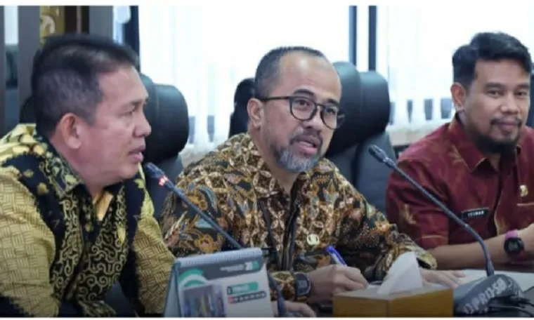 Plt Sekretaris DPRD Sumbar, Maifrizon berdialog tentang agenda Sosper dengan rombongan DPRD Pesisir Selatan di Ruangan Khusus II DPRD Sumbar, Kamis. (humas)