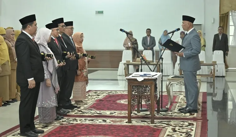 Gubernur Sumbar, Mahyeldi memimpin pengambilan sumpah jabatan terhadap 6 pejabat tinggi pratama (PTP) di auditorium gubernuran, Senin. (humas)