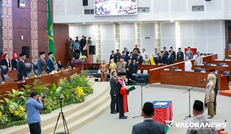 Ketua DPRD Sumut, Erni Aryanti saat menjalani proses pelantikan yang dipimpin Ketua Pengadilan Tinggi Sumut, dalam rapat paripurna, Jumat. (humas)