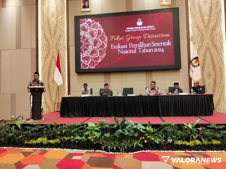 Ketua KPU Pessel Aswandi, memberi sambutan di acara FGD Evaluasi Pemilihan Serentak Nasional Tahun 2024 Bersama Stakeholder di Padang, Selasa (11/2/2025). FOTO: tusrisep