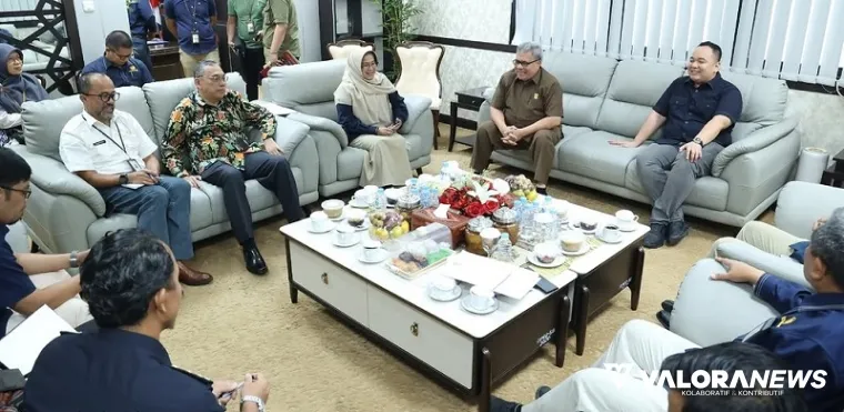 Ketua DPRD Sumbar, Muhidi didampingi Nanda Satria (wakil ketua) berdialog dengan jajaran Forum Perekonomian dan Pembangunan (FEBA) Sumbar, di ruang pimpinan, Rabu. (humas)