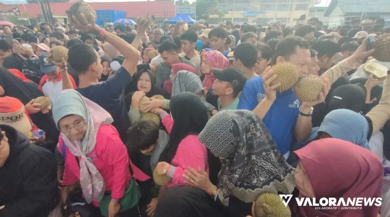 Ratusan warga saling berdesakan, mengambil durian yang teronggok di kegiatan CFD di depan kantor gubernur Sumbar, Ahad pagi. Pada momen CFD ini, Pemprov menggelar iven Festival Makan Durian Gratis. (veri rikiyanto)