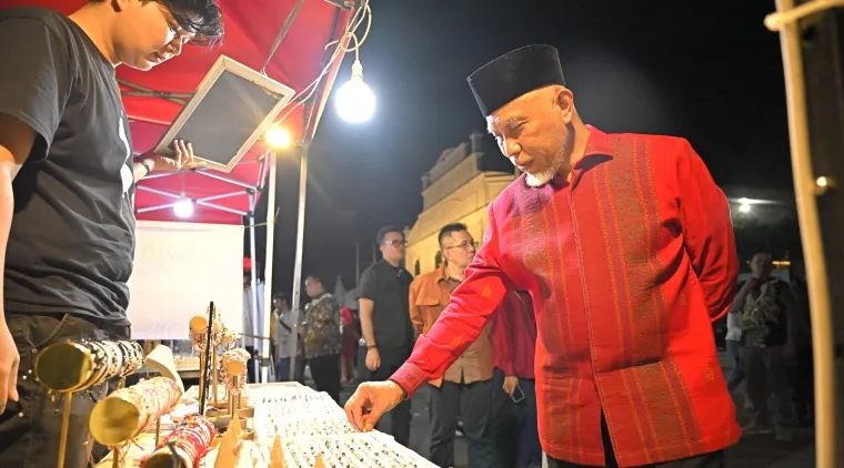 Gubernur Sumbar, Mahyeldi melihat kerajinan tangan yang dijajakan pelaku UMKM di event Festival Siti Nurbaya dan Cap Go Meh 2025, Jumat malam. (humas)