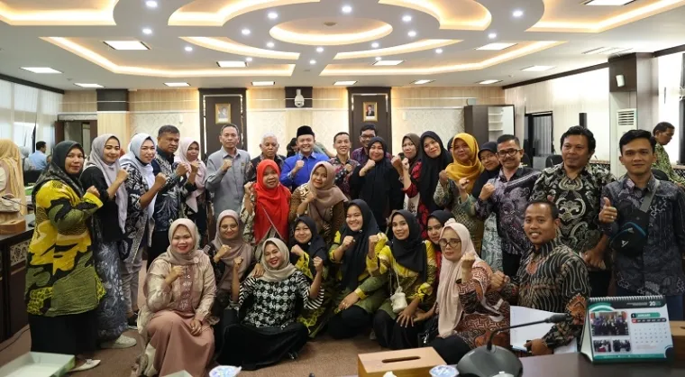 Wakil Ketua DPRD Sumbar, Evi Yandri bersama pimpinan lintas komisi, menerima audiensi Forum Komunikasi R2 dan R3 Kabupaten Pasaman di Ruang Khusus 2, Rabu. (humas)