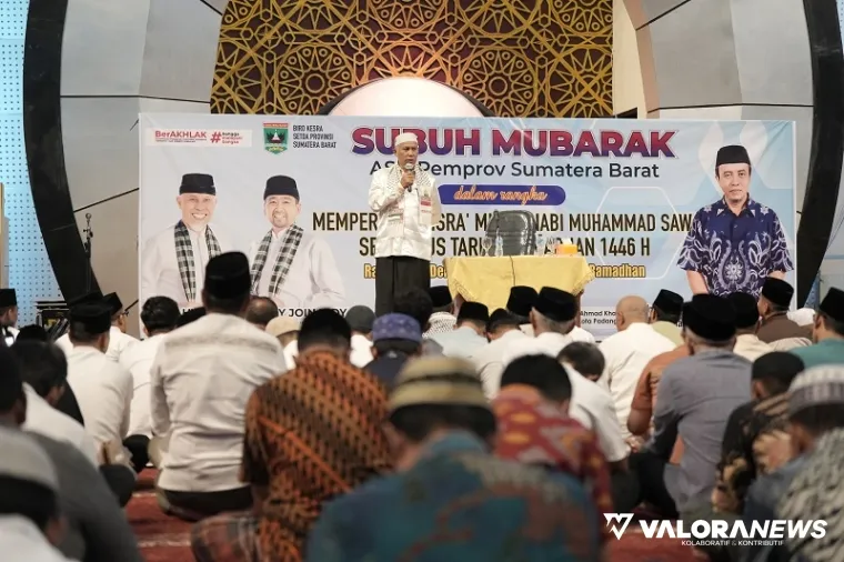 Gubernur Sumbar, Mahyeldi memberikan sambutan pada kegiatan Subuh Mubarokah ASN Pemprov Sumbar dan peringatan Isra Mikraj Nabi Muhammad SAW di Masjid Raya Syech Ahmad Khatib Al Minangkabawi, Sumbar, Ahad. (humas)