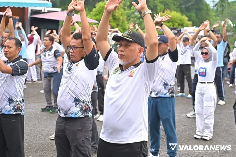 Gubernur Sumbar, Mahyeldi dan jajaran Forkopimda ikuti gelaran Senam Badunsanak di Halaman Kantor TVRI Sumbar, Jumat. (humas)