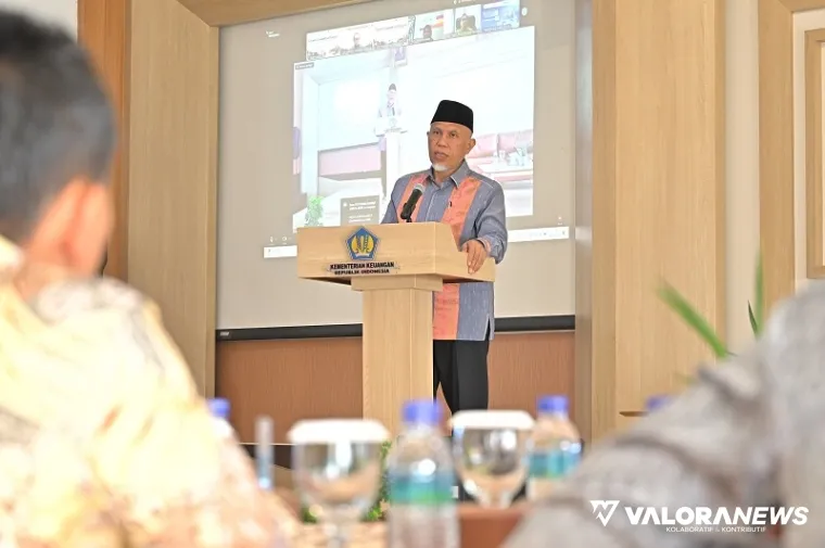 Gubernur Sumbar, Mahyeldi memberikan arahan pada pertemuan Forum Komunikasi Nagari (FKN) Tahun 2025 yang digelar secara hybrid di Aula Kantor Wilayah (Kanwil) DJPB Sumbar, Kamis. (humas)