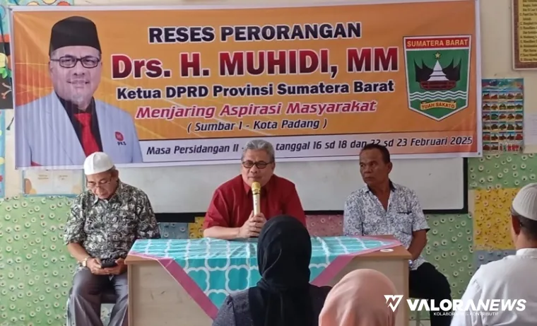 Ketua DPRD Sumatera Barat, Muhidi saat berdialog dengan warga pada agenda reses perorangan masa sidang kedua tahun 2024/2025 di Padang, Ahad. (humas)