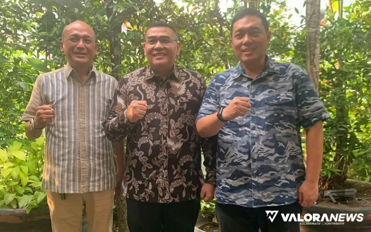 Ketum Kadin Sumbar, Buchari Bachter bersama Ossy Darmawan (Wakil Menteri ATR/BPN) dan Adhi Santoso (Ketua Badan Percepatan Infrastruktur Kadin Sumbar) (ki-ka) usai pertemuan di Jakarta, Jumat lalu. (istimewa)