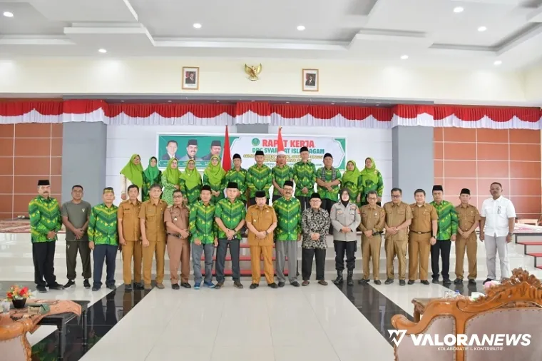 Bupati Agam, Andri Warman foto bersama dengan peserta Raker SI Agam periode 2024-2026 yang digelar di Balairung Rumah Dinas Bupati Agam, Selasa. (humas)