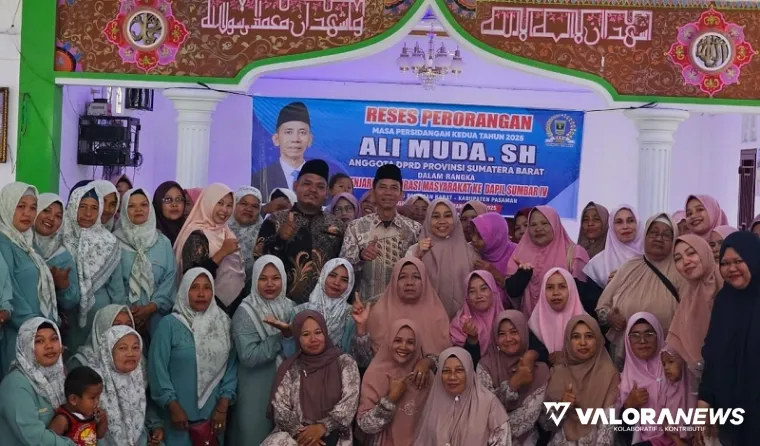 Anggota DPRD Sumbar, Ali Muda foto bersama dengan pengurus majelis taklim usai kegiatan reses masa sidang kedua tahun 2024/2025 di Masjid Al Muhajirin, Nagari Aur Serumpun, Kecamatan Sungai Aur, Pasaman Barat, Rabu. (humas)