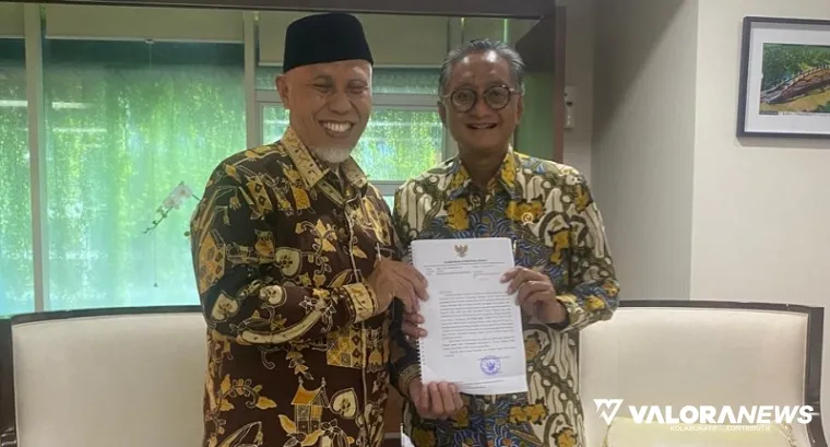 Gubernur Sumbar, Mahyeldi serahkan dokumen usulan kegiatan sejumlah proyek strategis pada Menteri PU, Dody Hanggodo di Jakarta, Selasa. (humas)