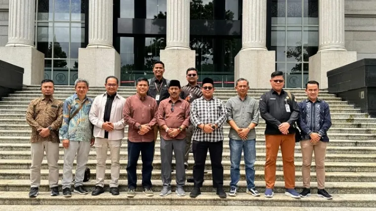 Ketua KPU Sumbar, Surya Efitrimen bersama komisioner dan staf, foto bersama di depan gedung MK usai persidangan dismissal, Selasa. (humas)