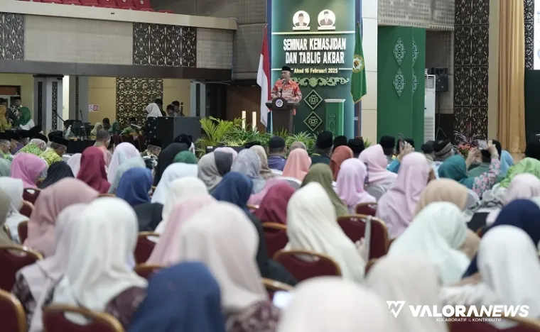 Gubernur Sumbar, Mahyeldi memberikan sambutan pada Seminar dan Tabligh Akbar menjelang Bulan Suci Ramadhan 1446 H, di Auditorium Universitas Negeri Padang (UNP), Ahad. (humas)