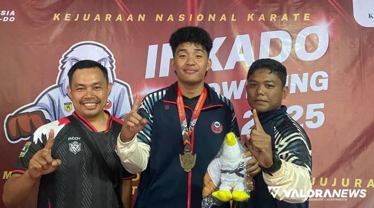 Peraih mendali emas Senior Komite -84 Kg Putra Kejurnas Inkado 2025, Fadli Sepriyadi bersama pelatih Senpai Novriadi dan Senpai Riko Putra. (istimewa)