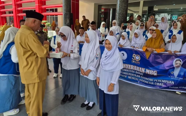 Gubernur Sumbar, Mahyeldi secara simbolis menyerahkan Makan Bergizi Gratis (MBG) dalam rangka memeriahkan HUT IWAPI ke-50 di halaman kantor gubernur Sumbar, Senin. (humas)