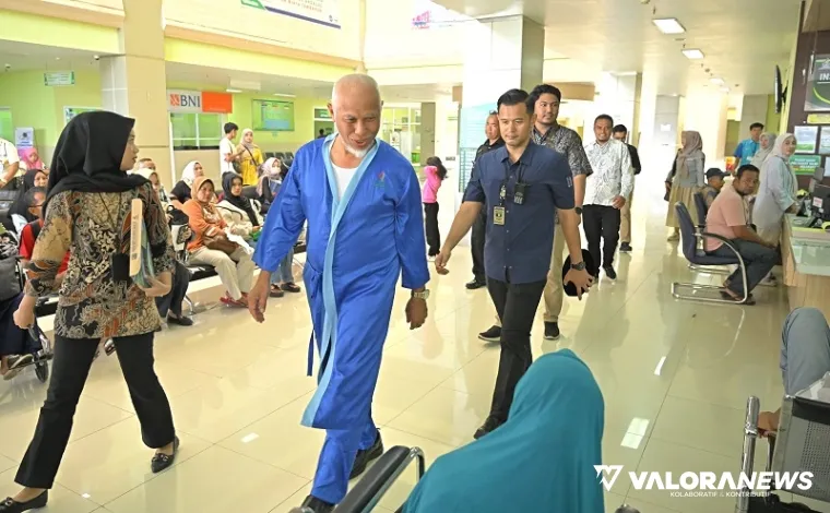 Gubernur Sumbar, Mahyeldi menyapa warga yang tengah berobat di RS Unand, Kamis. Dikesempatan itu, Mahyeldi mengikuti pemeriksaan MCU jelang pelantikan tanggal 20 Februari 2025. (humas)