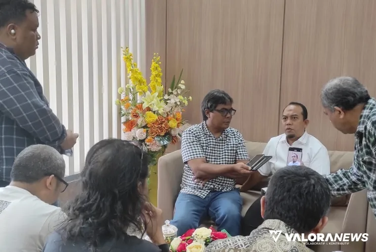 Ketua DPRD Padang, Muharlion diwawancarai wartawan media cetak dan elektronik serta siber, di ruang kerjanya. (humas)