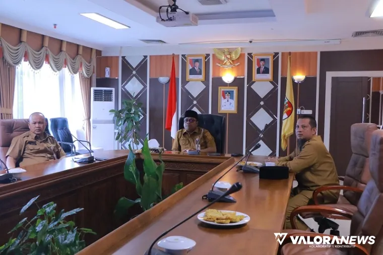 Plh Sekretaris Daerah Kota (Sekdako) Pekanbaru ,Zarman Candra menghadiri zoom meeting yang diselenggarakan Kementerian Dalam Negeri (Kemendagri), Senin. (humas)