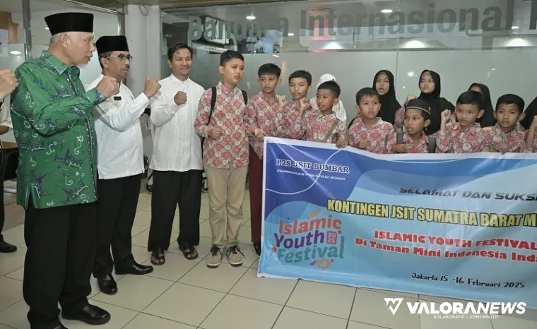 Gubernur Sumbar, Mahyeldi didampingi Barlius (Kadisdik Sumbar) dan jajaran pengurus JSIT saat melepas 22 pelajar SD mengikuti Islamic Youth Fest di BIM, Jumat. (humas)