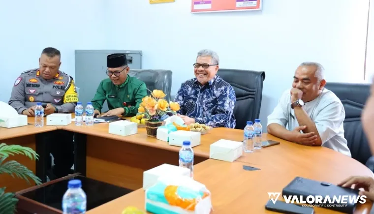 Ketua DPRD Sumbar, Muhidi memberikan arahan ke jajaran UPTD Samsat Sijunjung pada kunjungan kerja, Jumat. (humas)
