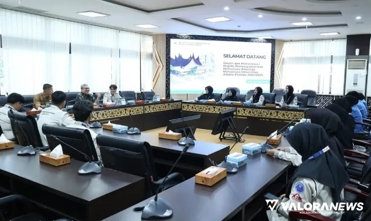 Ketua DPRD Sumbar, Muhidi dialog dengan mahasiswa Universitas Adzkia pada kegiatan pertemuan yang digelar di ruang khusus 1 kantor DPRD Sumbar, Sabtu. (humas)
