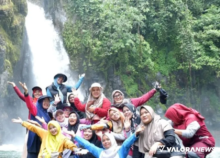 Ketua TP PKK Agam, Yennita foto bersama dengan rombongan di objek wisata Burai Burai Indah di Malalak Barat, Kecamatan Malalak, Rabu. (humas)
