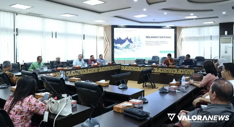 Anggota Komisi I DPRD Sumbar, Irsyad Syafar didampingi Plt Sekwan DPRD Sumbar, Mairizon dialog dengan pimpinan dan anggota Komisi A DPRD Sumatera Utara, di ruang khusus 1, Kamis. (humas)