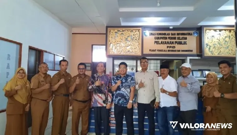Ketua Komisi I DPRD Sumbar, Syawal Dt Putiah dan rombonga, foto bersama dengan Kepala Dinas Kominfo Pesisir Selatan, Wendi dan jajaran, usai dialog tentang implementasi SPBE, Senin. (humas)
